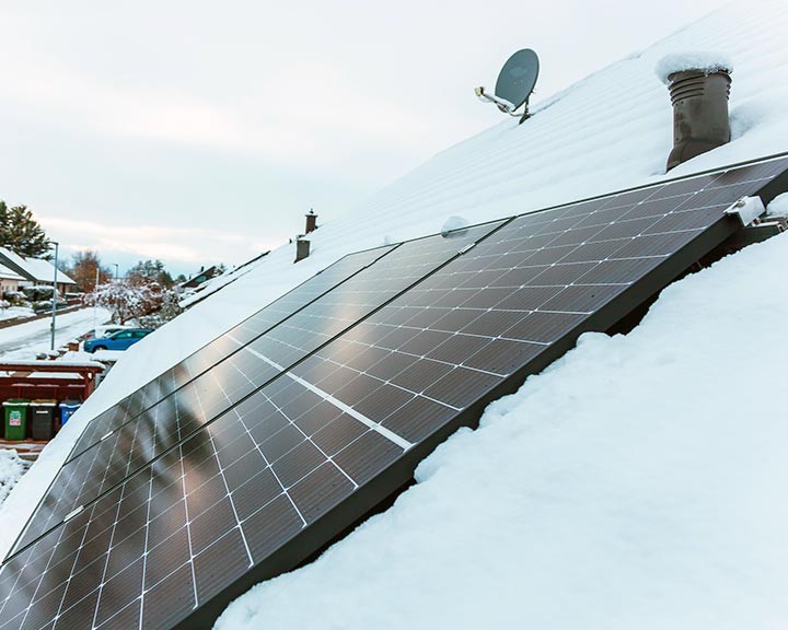 Panneaux photovoltaïques hiver neige